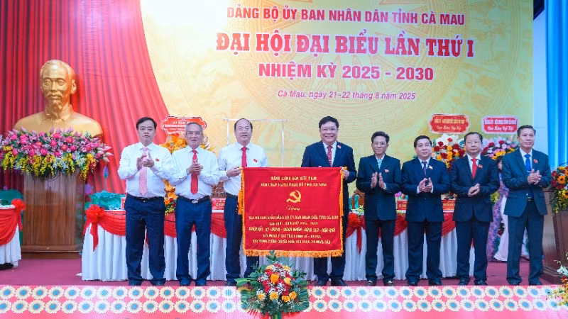 Bí thư Tỉnh ủy Cà Mau Nguyễn Hồ Hải (thứ 3 từ trái qua) tặng bức trướng của Ban Chấp hành Đảng ủy tỉnh mừng đại hội.