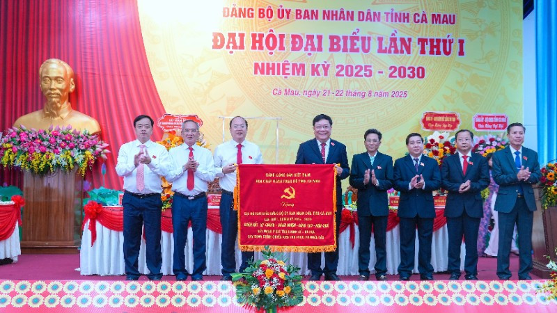 Bí thư Tỉnh ủy Cà Mau Nguyễn Hồ Hải (thứ 3 từ trái qua) tặng bức trướng của Ban Chấp hành Đảng ủy tỉnh mừng đại hội.