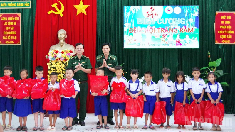Đồn Biên phòng Gành Hào (thuộc Bộ đội Biên phòng Cà Mau) tặng quà Tết Trung thu cho các em học sinh có hoàn cảnh khó khăn miền biển xã Gành Hào, tỉnh Cà Mau.