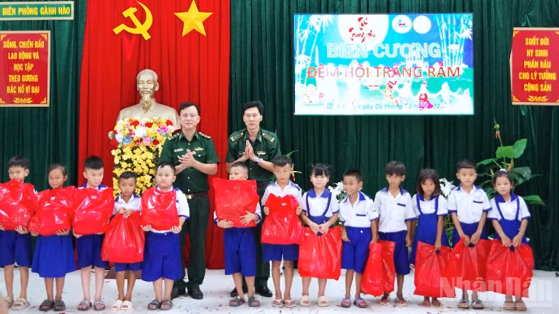 Đồn Biên phòng Gành Hào (thuộc Bộ đội Biên phòng Cà Mau) tặng quà Tết Trung thu cho các em học sinh có hoàn cảnh khó khăn miền biển xã Gành Hào, tỉnh Cà Mau.
