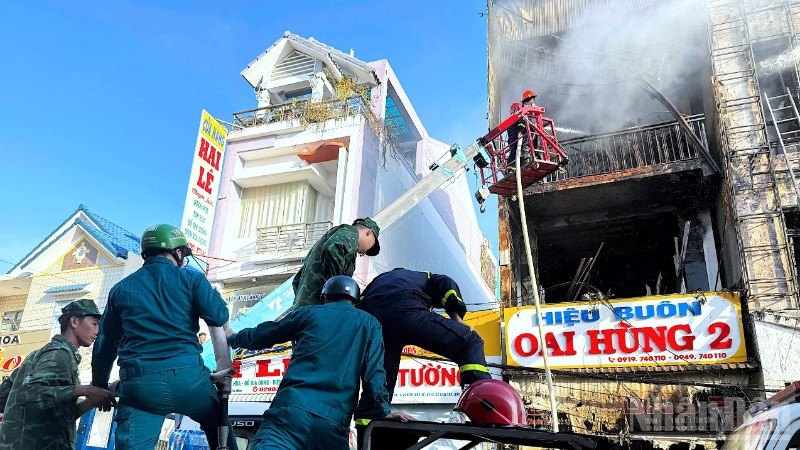 Cán bộ, chiến sĩ Đồn Biên phòng Cửa khẩu cảng Năm Căn phối hợp các lực lượng chữa cháy.