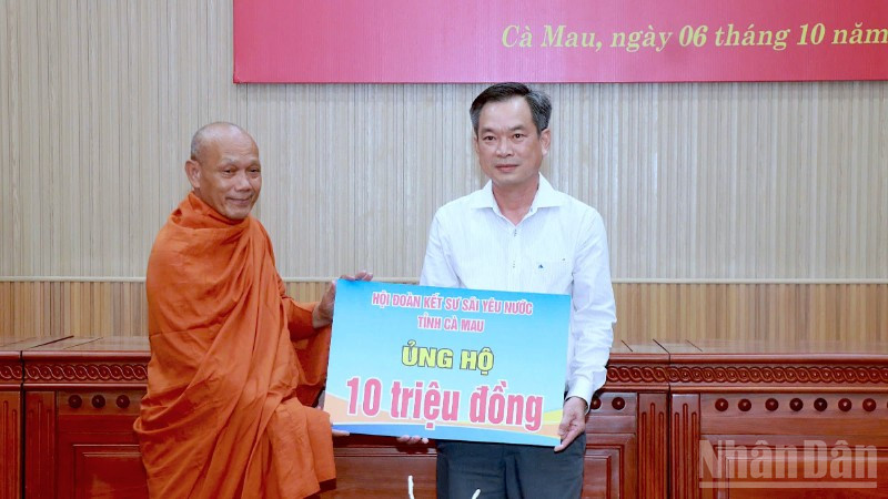 Đại diện Hội Đoàn kết sư sãi yêu nước tỉnh Cà Mau trao tượng trưng ủng hộ tại lễ quyên góp. 