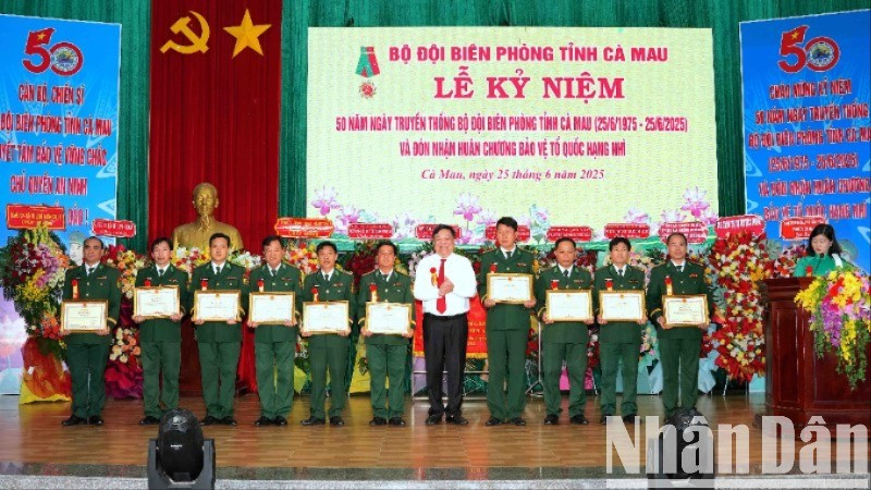 Chủ tịch Ủy ban nhân dân tỉnh Cà Mau Phạm Thành Ngại (giữa) tặng bằng khen cho các tập thể thuộc Bộ đội Biên phòng Cà Mau.