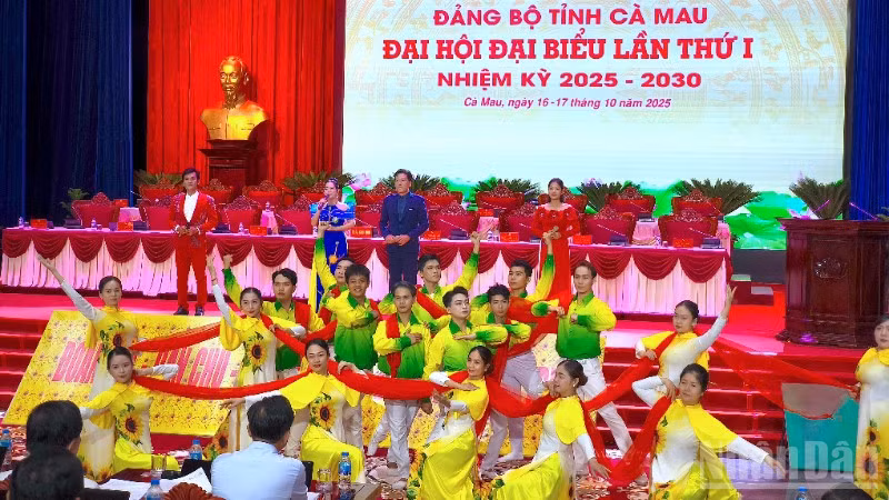 Chương trình văn nghệ chào mừng Đại hội đại biểu Đảng bộ tỉnh Cà Mau nhiệm kỳ 2025-2030, được tổng duyệt trước khi phục vụ chính thức.