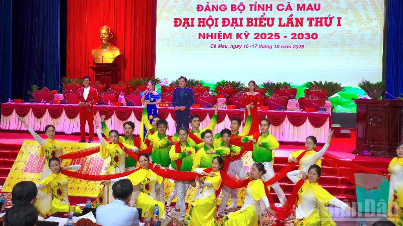 Chương trình văn nghệ chào mừng Đại hội đại biểu Đảng bộ tỉnh Cà Mau nhiệm kỳ 2025-2030, được tổng duyệt trước khi phục vụ chính thức.