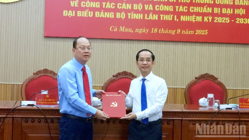 Bí thư Tỉnh ủy Cà Mau Nguyễn Hồ Hải (bìa trái) trao quyết định của Ban Bí thư cho đồng chí Hồ Thanh Thủy.