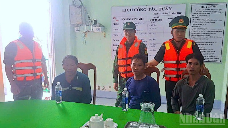 Ngư dân gặp nạn được cán bộ, chiến sĩ Đồn Biên phòng Sông Đốc cứu hộ thành công và đưa vào đất liền an toàn vào chiều 18/9.