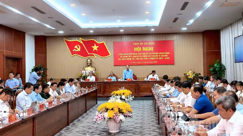 Quang cảnh hội nghị của Tỉnh ủy Cà Mau về công tác chuẩn bị Đại hội đại biểu Đảng bộ tỉnh lần thứ I, nhiệm kỳ 2025-2030.
