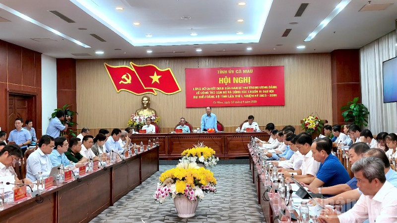 Quang cảnh hội nghị của Tỉnh ủy Cà Mau về công tác chuẩn bị Đại hội đại biểu Đảng bộ tỉnh lần thứ I, nhiệm kỳ 2025-2030.