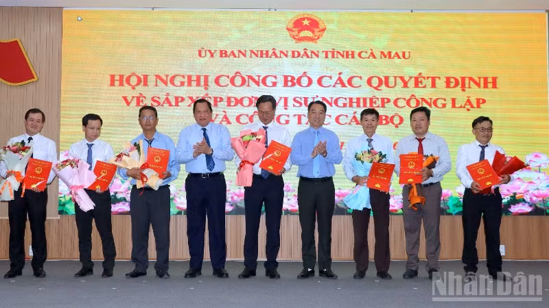 Lãnh đạo Ủy ban nhân dân tỉnh Cà Mau trao quyết định nhân sự mới cho Ban Quản lý dự án công trình nông nghiệp Cà Mau.