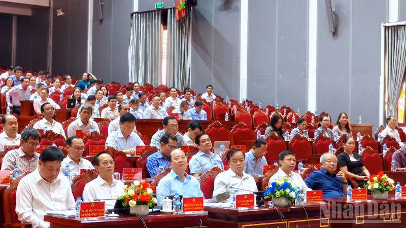 Các đồng chí Thường trực Tỉnh ủy Cà Mau (hàng đầu tiên) tham dự và chủ trì hội nghị vào chiều 29/10.