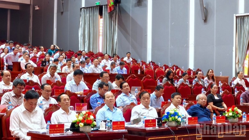 Các đồng chí Thường trực Tỉnh ủy Cà Mau (hàng đầu tiên) tham dự và chủ trì hội nghị vào chiều 29/10.