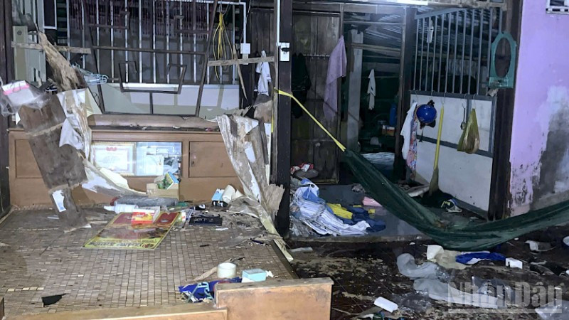 Nhà dân ở ấp Thanh Tùng (xã Thanh Tùng, tỉnh Cà Mau) bị dông lốc làm hư hỏng.