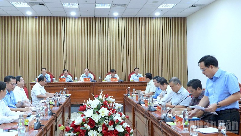 Các đồng chí Thường trực Tỉnh ủy Cà Mau làm việc với Đảng ủy Ủy ban nhân dân tỉnh vào sáng 24/2.