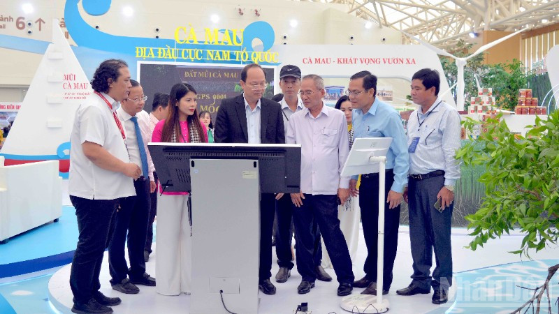 Bí thư Tỉnh ủy Cà Mau Nguyễn Hồ Hải (mặc comle) tham gian khu vực hình ảnh số tại gian trưng bày tỉnh Cà Mau. 