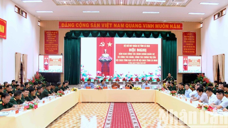 Quang cảnh hội nghị bàn giao khối quân sự Bạc Liêu về tỉnh Cà Mau