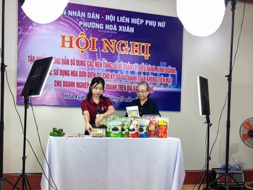 Bà Trần Thị Thông (75 tuổi) tham gia tập huấn kinh doanh trên nền tảng số.