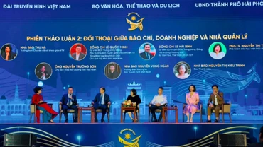 Các diễn giả trao đổi tại Diễn đàn vai trò của báo chí trong việc thúc đẩy phát triển các ngành công nghiệp văn hóa.