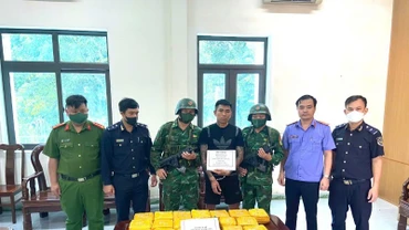 Đối tượng và tang vật vụ án.