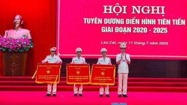 Thiếu tướng Cao Minh Huyền, Giám đốc Công an tỉnh Lào Cai trao cờ thi đua của Chính phủ cho các tập thể. (Ảnh: THANH SƠN)