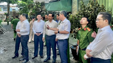Chủ tịch Ủy ban nhân dân Thành phố Hồ Chí Minh Nguyễn Văn Được đến hiện trường vụ cháy.