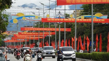 Đường phố Điện Biên Phủ rực rỡ trong những ngày mùa thu tháng 8.