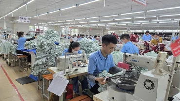 Sản xuất may mặc tại Nhà máy may Hòa Thọ (Quảng Ngãi). (Ảnh: MINH DŨNG)