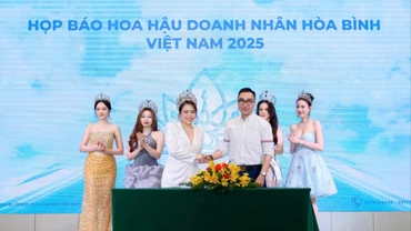 Ban tổ chức cuộc thi Hoa hậu Doanh nhân Hòa bình Việt Nam 2025 và các doanh nghiệp đồng hành, tài trợ tại cuộc họp báo.