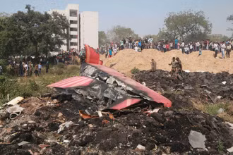 Hiện trường máy bay của Hãng hàng không Air India bị rơi tại thành phố Ahmedabad, bang Gujarat, Ấn Độ, ngày 12/6/2025. Ảnh: THX/TTXVN