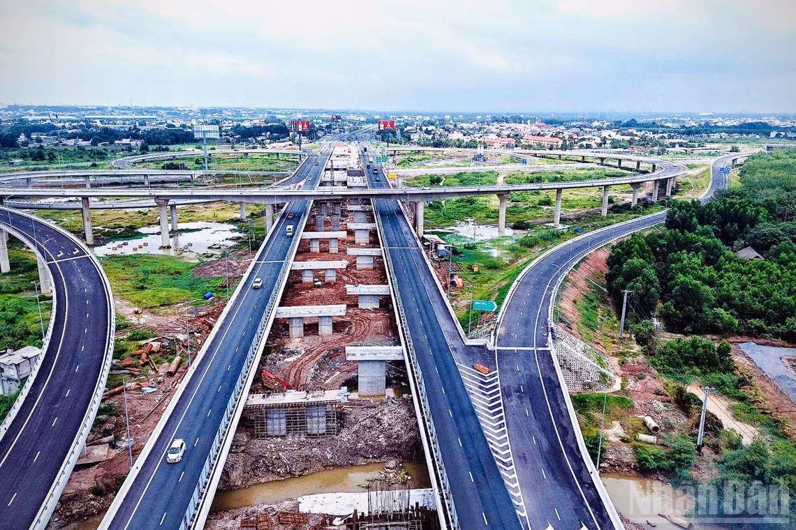 Hiện trạng dự án mở rộng cao tốc Thành phố Hồ Chí Minh-Long Thành, khu vực nút giao Long Thành kết nối trực tiếp với sân bay Long Thành.
