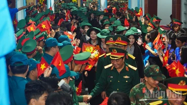 Tối 4/6, tại Ga Sài Gòn, Quận 3, Thành phố Hồ Chí Minh, Bộ Tư lệnh Quân khu 7 tổ chức lễ tiễn đoàn cán bộ, chiến sĩ lên đường ra Hà Nội tham gia nhiệm vụ diễu binh, diễu hành A80.