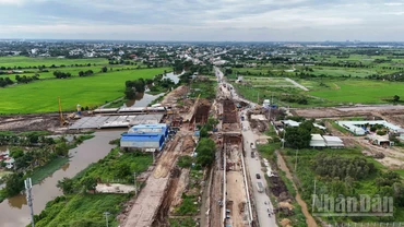 Gói thầu xây lắp 6 thuộc dự án đường Vành đai 3 Thành phố Hồ Chí Minh đoạn qua huyện Củ Chi được khởi công ngày 29/6/2023, có tổng chiều dài 6,07km.