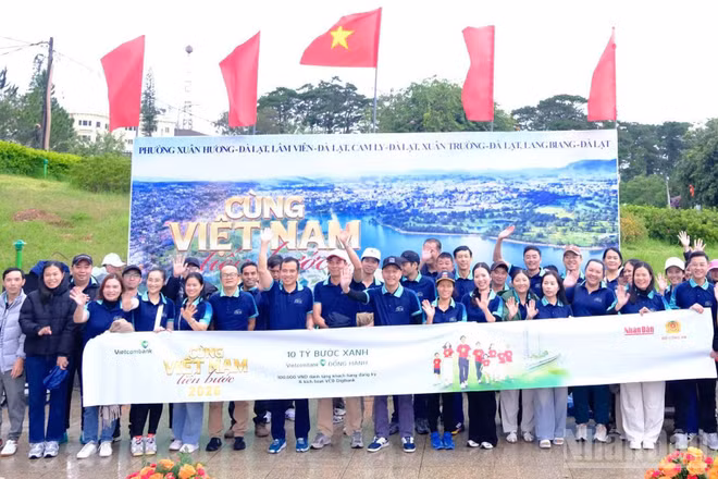 Thông điệp “10 tỷ bước xanh-Vì Việt Nam vững bền” được lan tỏa từ khu vực Lâm Đồng ngàn hoa trong chương trình "Cùng Việt Nam tiến bước" năm 2026. (Ảnh: Mai Văn Bảo)
