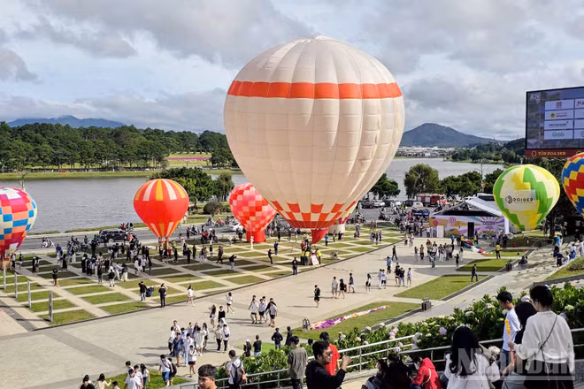 Lễ hội khinh khí cầu tại Quảng trường Lâm Viên-Đà Lạt thu hút đông đảo người dân địa phương và du khách.