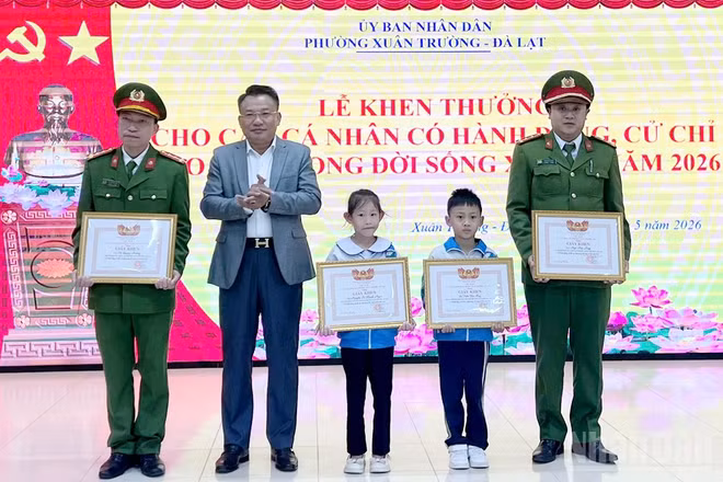 Chủ tịch Ủy ban nhân dân phường Xuân Trường-Đà Lạt Trần Hùng Sơn trao giấy khen tặng 4 cá nhân có hành động, cử chỉ đẹp trong đời sống xã hội.
