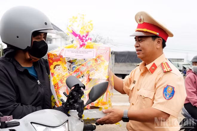 Đội Cảnh sát giao thông đường bộ số 3, Phòng Cảnh sát giao thông Công an tỉnh Lâm Đồng trao quà tặng người dân trên hành trình về quê đón Tết. 