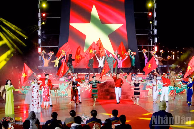 Tiết mục "Đất nước trọn niềm vui" tại chương trình nghệ thuật chào năm mới ở Quảng trường Lâm Viên, phường Xuân Hương-Đà Lạt.