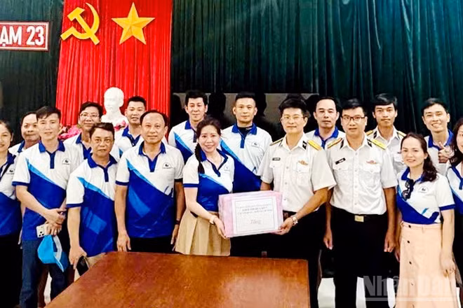 Đoàn công tác Khối thi đua số 7 - các cơ quan, đơn vị cấp tỉnh Lâm Đồng tặng quà các chiến sĩ hải quân Trạm ra-đa 23 trên đảo Hòn Tranh, đặc khu Phú Quý.
