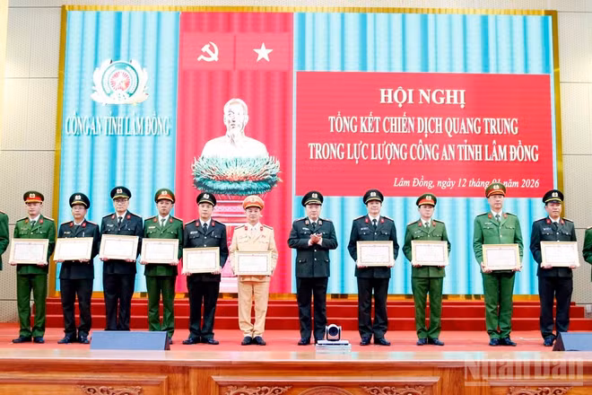 Thiếu tướng Trương Minh Đương, Giám đốc Công an tỉnh Lâm Đồng trao bằng khen của Bộ trưởng Công an tặng các tập thể, cá nhân có thành tích xuất sắc trong thực hiện "Chiến dịch Quang Trung" trên địa bàn. 