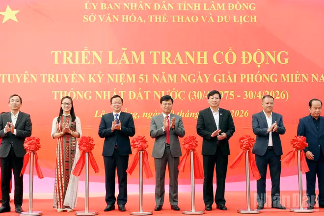 Đại biểu thực hiện nghi thức khai mạc.