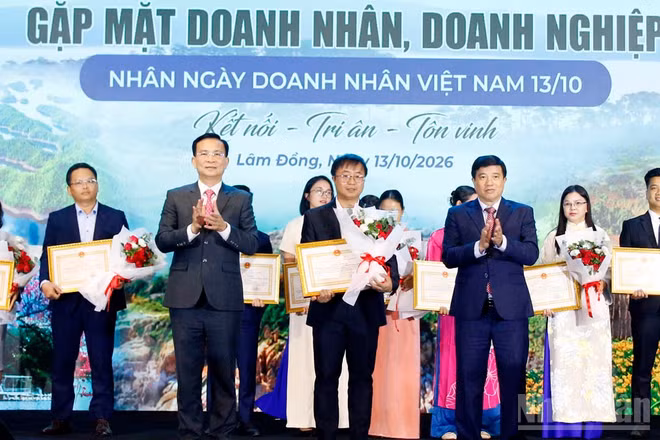 Bí thư Tỉnh ủy Lâm Đồng Y Thanh Hà Niê Kđăm và Chủ tịch Ủy ban nhân dân tỉnh Hồ Văn Mười tôn vinh các doanh nhân, doanh nghiệp tiêu biểu. (Ảnh: BẢO VĂN)