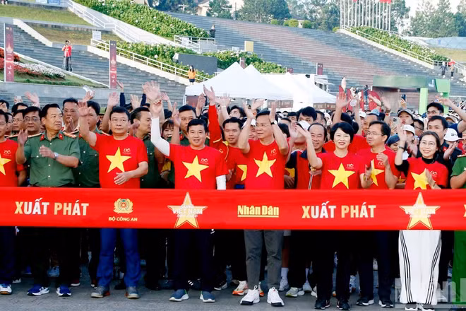 Lãnh đạo tỉnh Lâm Đồng thực hiện nghi thức xuất phát chương trình đi bộ “Cùng Việt Nam tiến bước” do Báo Nhân Dân và Bộ Công an tổ chức năm 2025 trên địa bàn. (Ảnh: Mai Văn Bảo)