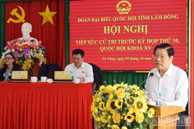 Đồng chí Phan Đình Trạc và các đại biểu Quốc hội khóa XV tỉnh Lâm Đồng tiếp xúc cử tri xã Tà Năng.