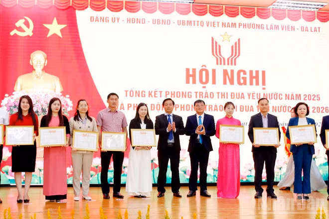 Lãnh đạo phường Lâm Viên-Đà Lạt biểu dương, khen thưởng các tập thể, cá nhân có thành tích xuất sắc trong phong trào thi đua yêu nước năm 2025.