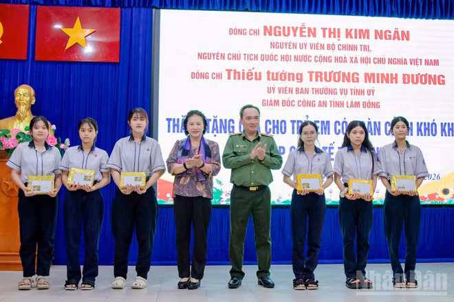 Đồng chí Nguyễn Thị Kim Ngân và Thiếu tướng Trương Minh Đương trao quà, học bổng tặng các em học sinh tại đặc khu Phú Quý.