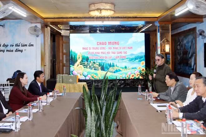 Quang cảnh khai mạc Hội trại sáng tác âm nhạc Festival Hoa Đà Lạt-Lâm Đồng. (Ảnh: BẢO VĂN)
