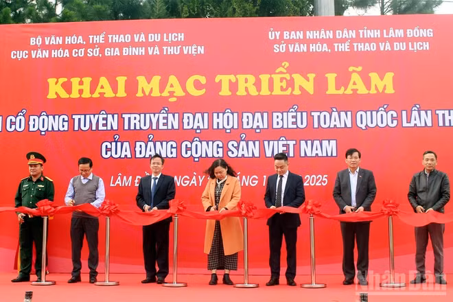 Các đại biểu thực hiện nghi thức khai mạc triển lãm.