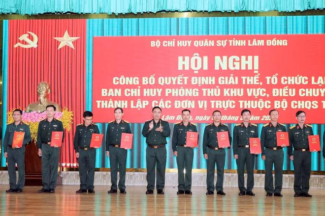 Thiếu tướng Lê Xuân Bình, Phó Tư lệnh kiêm Tham mưu trưởng Quân khu 7 trao quyết định điều động, bổ nhiệm cán bộ về công tác tại các đơn vị thuộc Bộ Chỉ huy Quân sự tỉnh Lâm Đồng. (Ảnh: BẢO ĐÔNG)