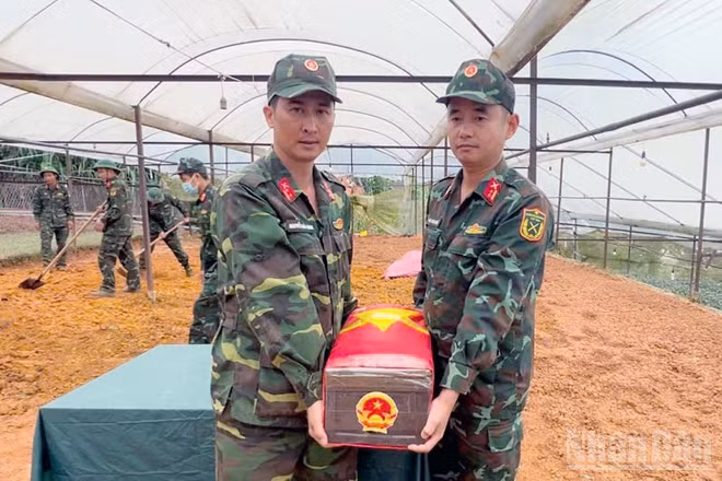 Đội K75 thuộc Bộ Chỉ huy Quân sự tỉnh Lâm Đồng đưa hài cốt liệt sĩ được tìm thấy tại phường Xuân Trường-Đà Lạt an táng tại Nghĩa trang liệt sĩ Đà Lạt. (Ảnh: Đam Trọng)