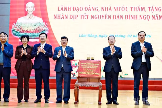 Đồng chí Nguyễn Văn Quảng, Bí thư Trung ương Đảng, Chánh án Tòa án nhân dân tối cao trao quà Tết tặng Đảng bộ, chính quyền và nhân dân tỉnh Lâm Đồng.